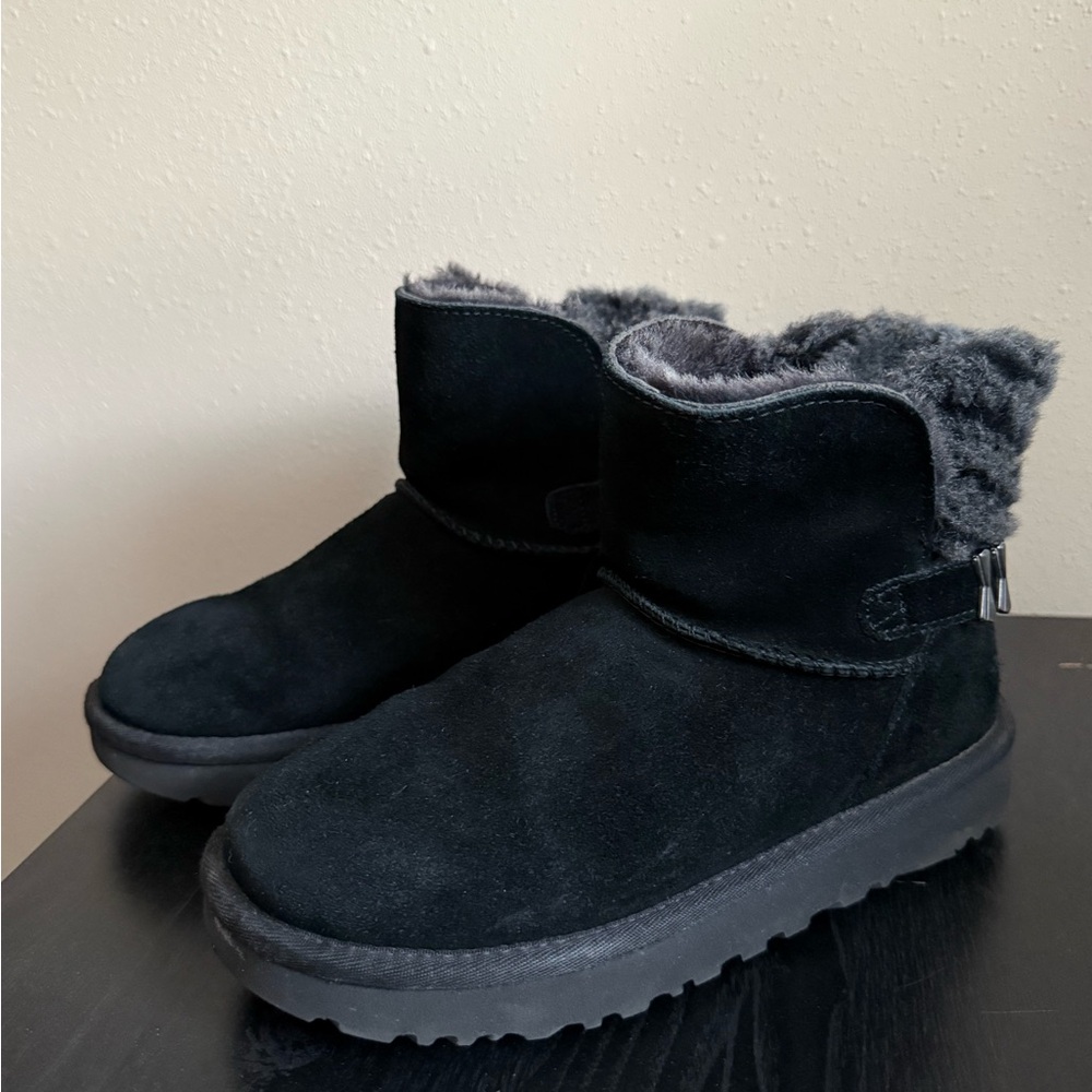 UGG Mini Bailey Button II Boots Black Suede Shearling Womens Size 6.5